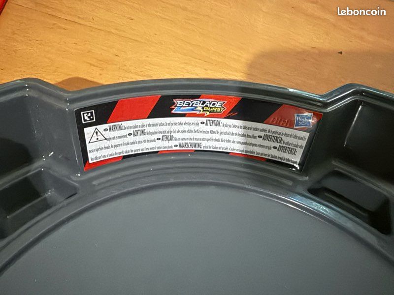 Arene Beyblade Toupis rouge et gris (image 2)