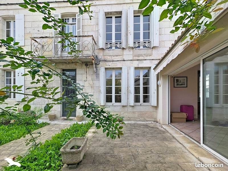 Maison 8 pièces 279 m² · à Saintes · 279 m² · 369 000 €