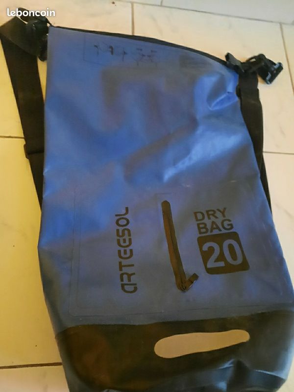 Sac dry bag et ses accessoires (image 2)