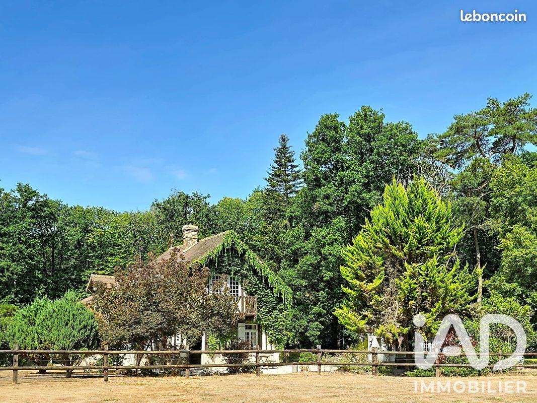 Maison 12 pièces 342 m² · à La Haye-du-Theil · 342 m² · 990 000 €