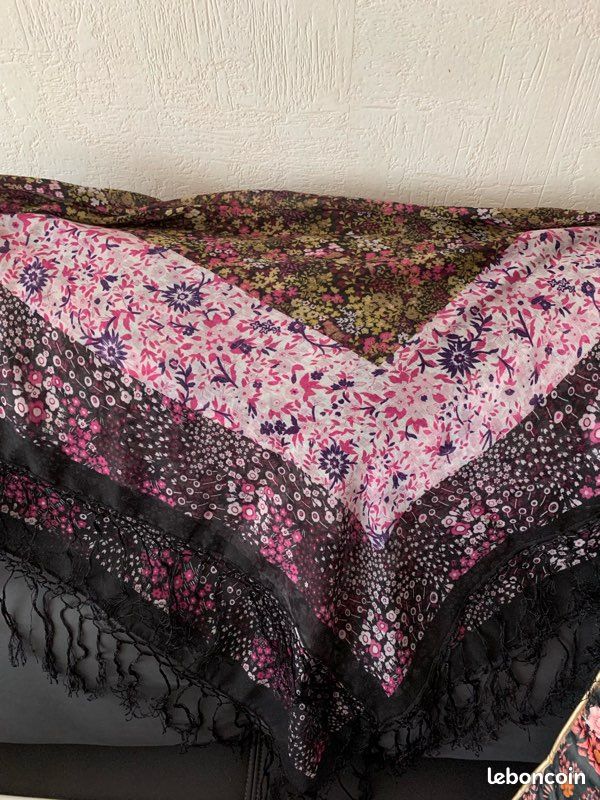 Foulard à franges noir motifs fleurs multicolores marque H&M neuf (image 1)