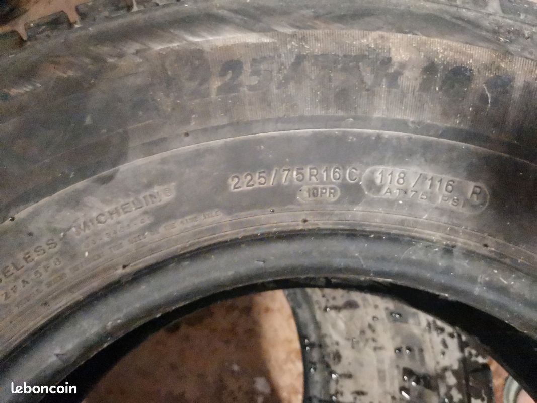Paire de pneus Michelin 225 /75R16C (image 3)