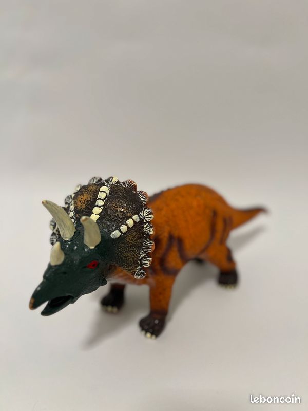 Deux figurines de dinosaures (image 2)