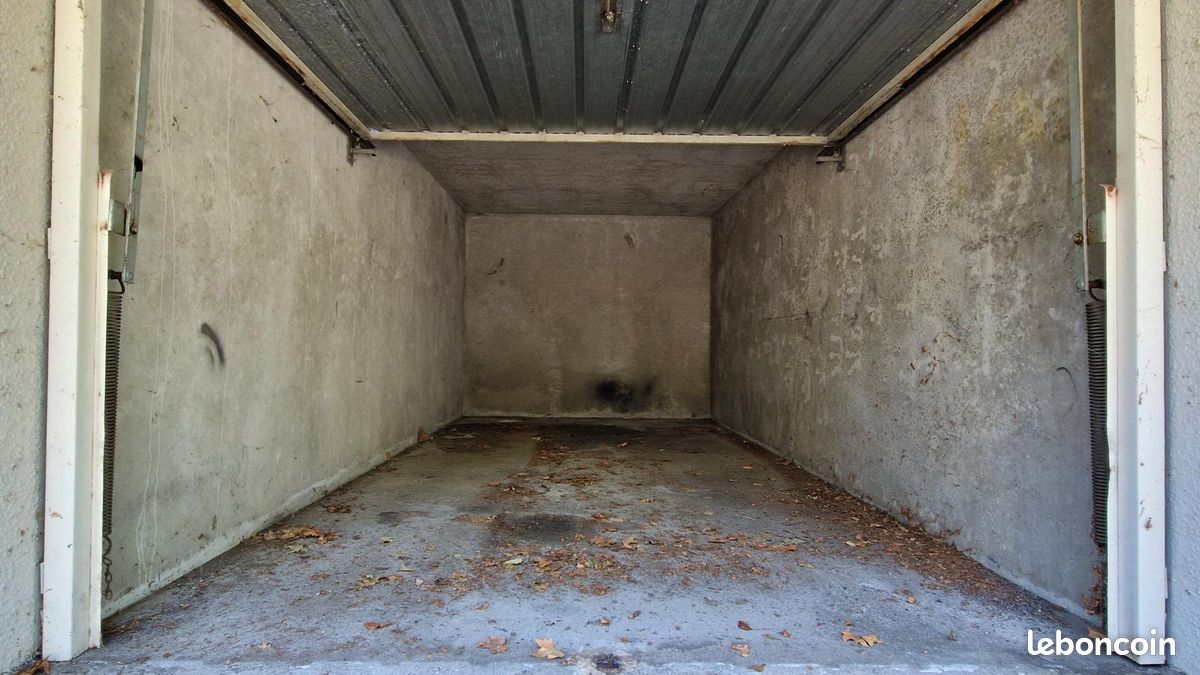Parking 15 m² · à Sainte-Foy-lès-Lyon · 15 m² · 25 000 €