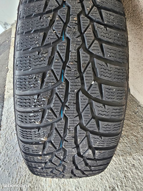 Pneus neige hiver Nokian 195/65 R16 avec jante tôle Équipement auto