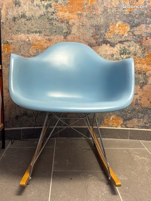 Eames Plastic armchair (image 1)