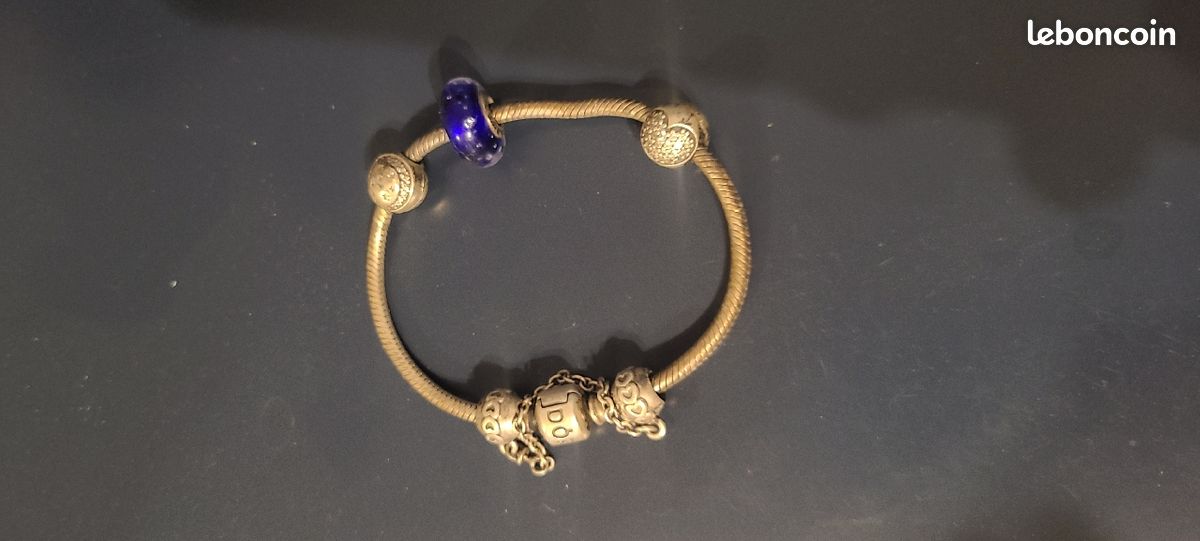 Bracelet Pandora avec charmes (image 1)