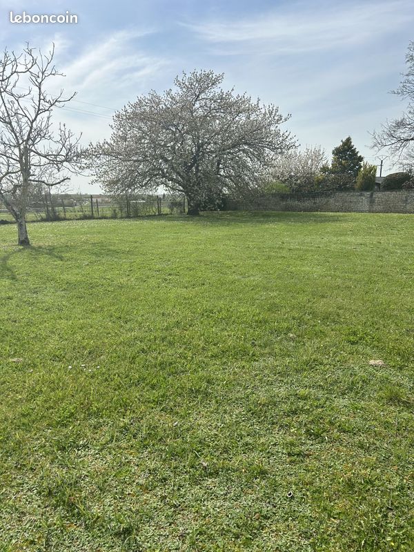 Terrain à bâtir de 897 m² à JUILLAC-LE-COQ (16) · 40 365 €