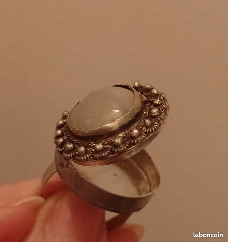 Bague-cache avec pierre de Le bague est en