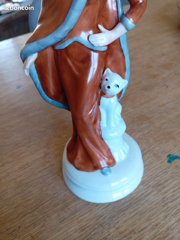 Figurine en faïence d’une femme des années folles avec son chat (image 3)