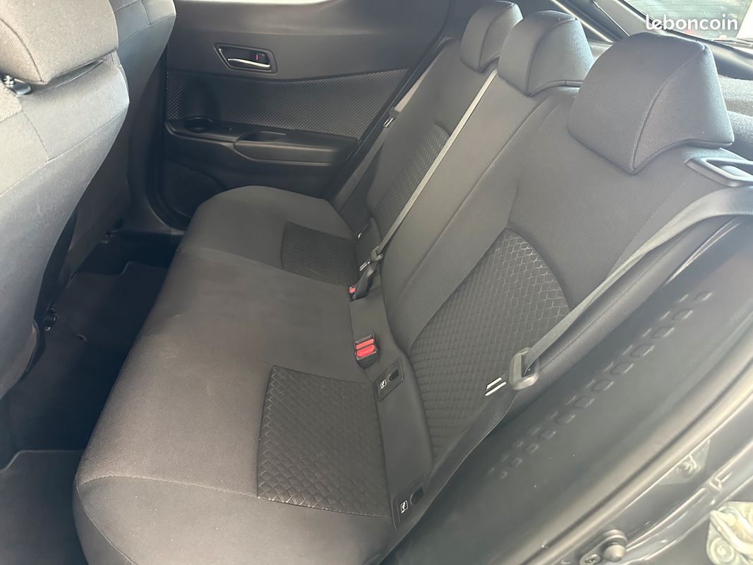 Toyota C-HR 1.8 Hybride 122 Dynamic Ultimate / Sièges chauffants - radar AV et AR / 1ère main / TVA Récupérable / Historique d'entretien Toyota (image 8)