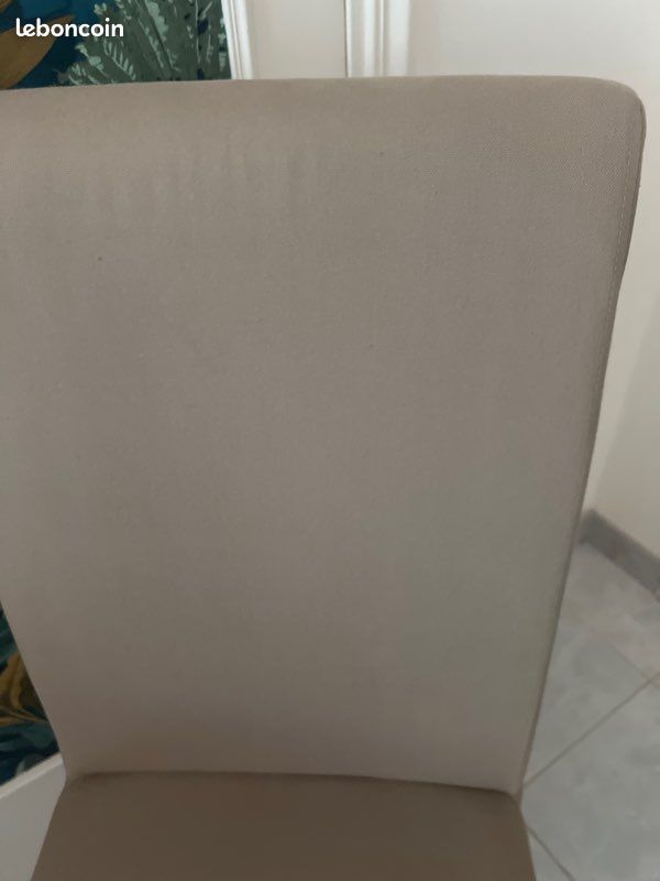 Chaise capitonnée beige (image 3)