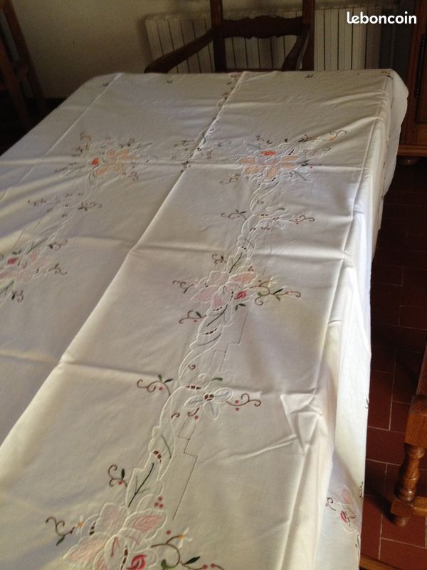 Nappe brodée main (image 2)