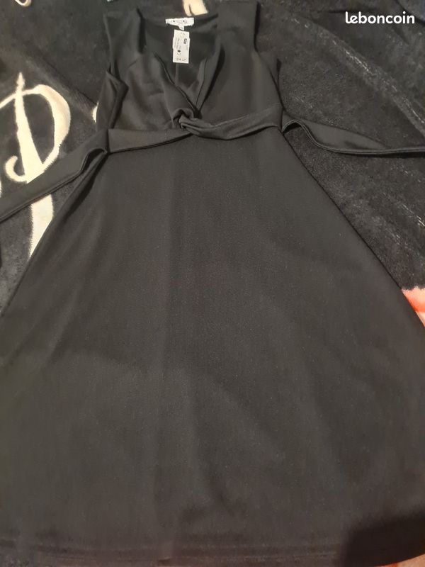 Robe noire avec noeu (image 2)