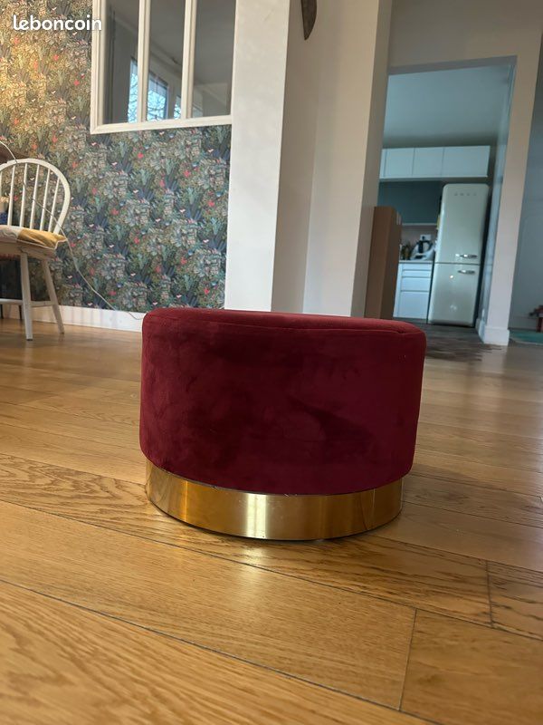 Pouf Monoprix en velours bordeaux avec base dorée (image 4)
