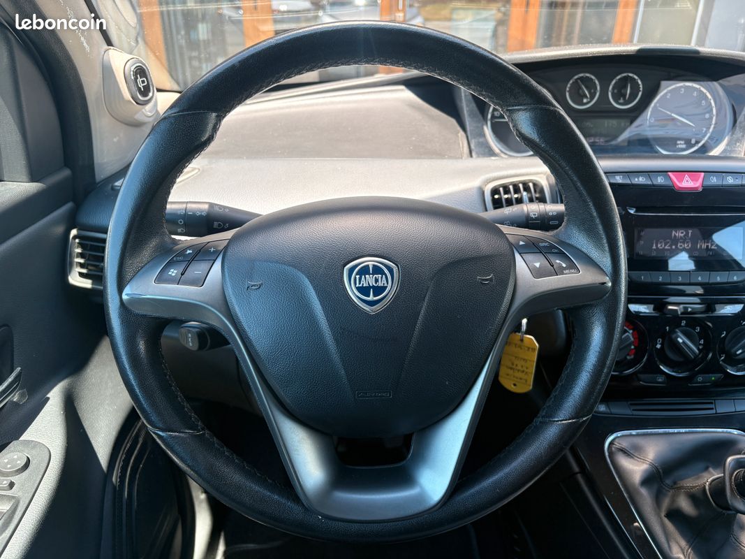 Lancia Ypsilon 1.2 8V 69ch Gold 5 p - Clim, Bluetooth (image 9)