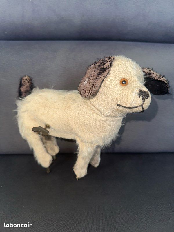 Jouet mécanique ancien chien caniche noir à remontage à clef XXème