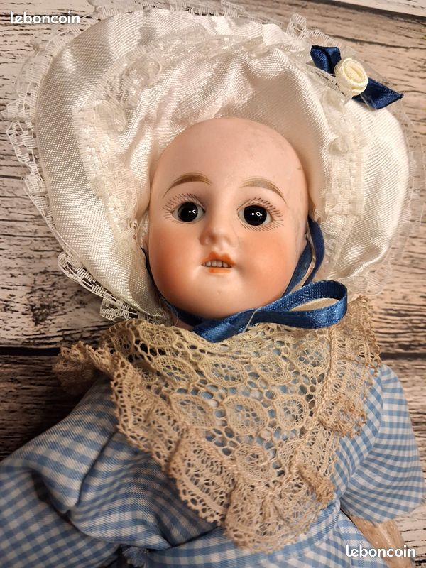 Poupée Ancienne Mignonnette en Coffret – Avec 4 Robes d