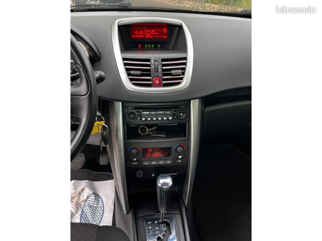PEUGEOT 207 1.6i 16V - 120 - BVA Sport Pack (image 11)