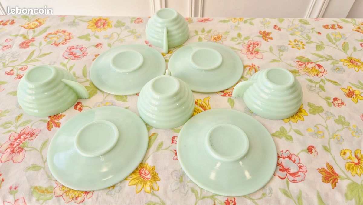 Lot de quatre tasses vintage en arcopal style opaline