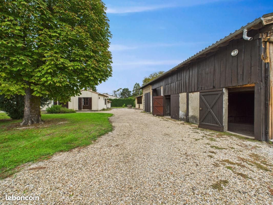 Local commercial 100 m² · à Saint-Médard-en-Jalles · 100 m² · 175 000 €