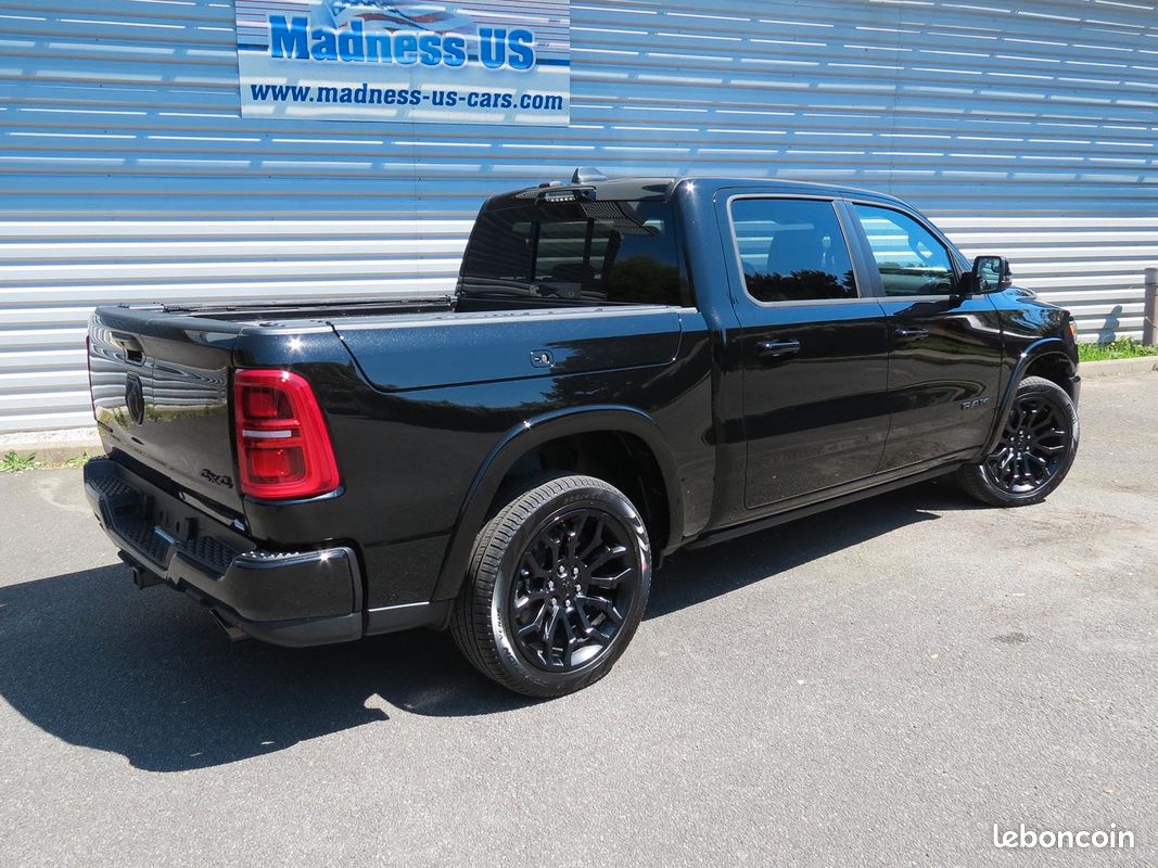 Dodge Ram 1500 Limited Night Edition 4x4 2025 (image 2)