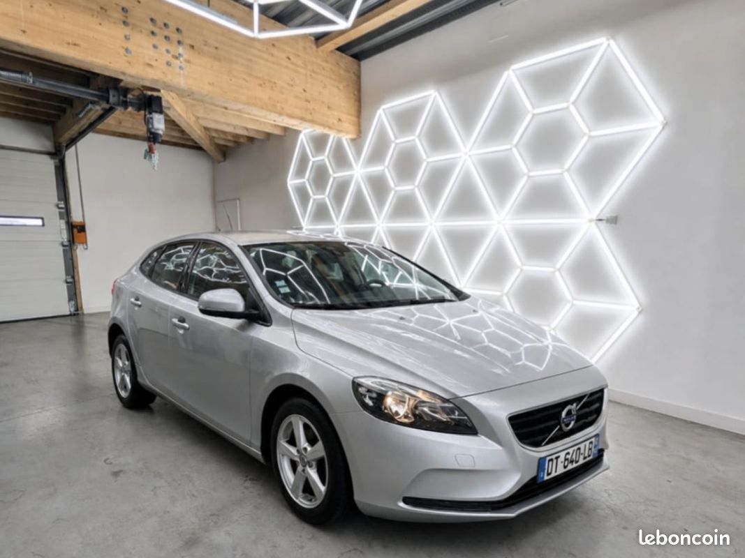VOLVO V40 D2 115 Momentum (image 1)