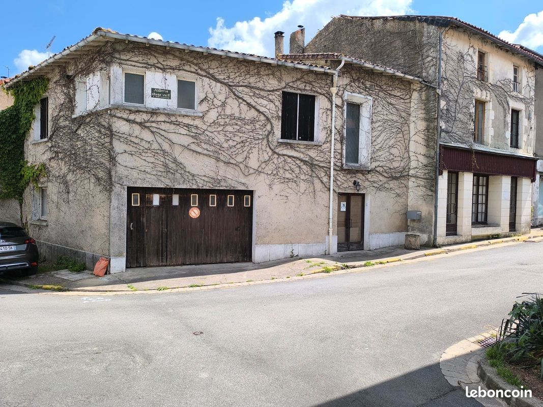 Maison 11 pièces 250 m² · à Valence-en-Poitou · 250 m² · 75 000 €