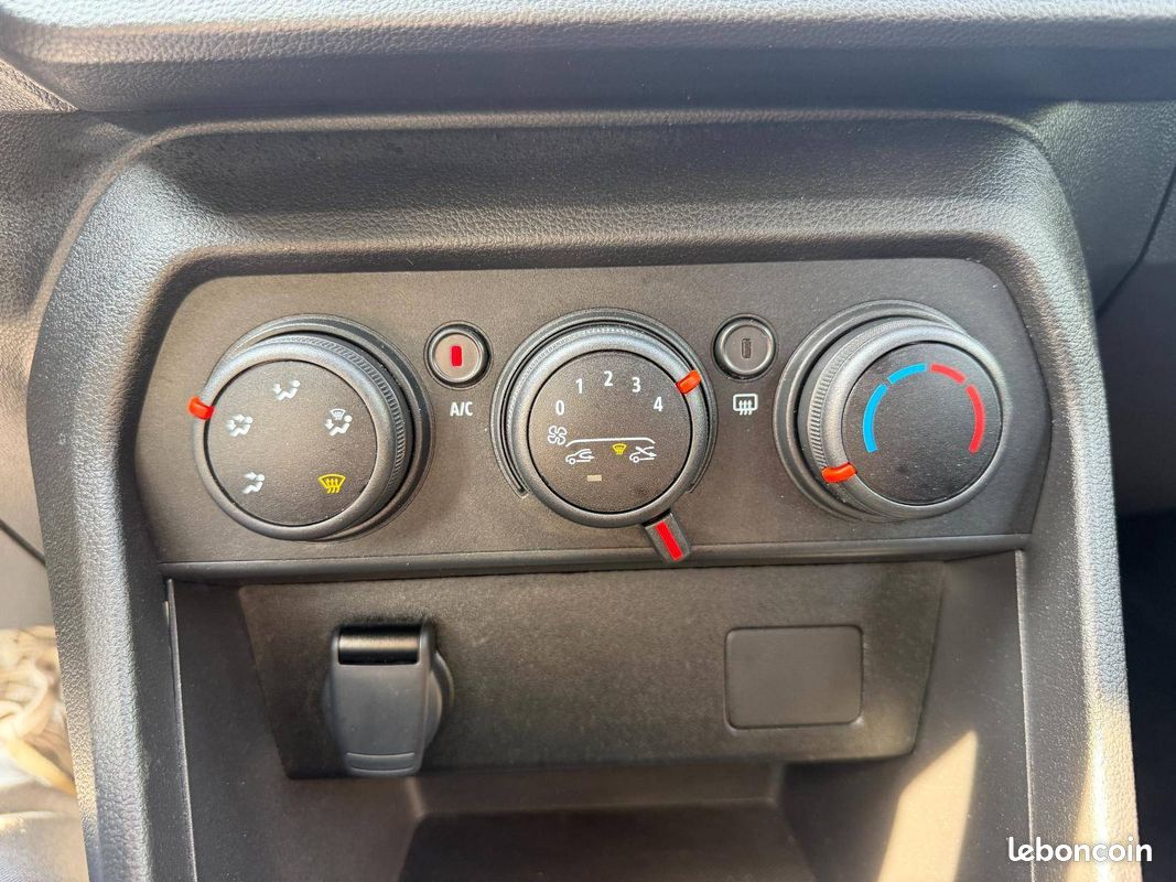 DACIA Sandero SCe 65 Essential (image 24)