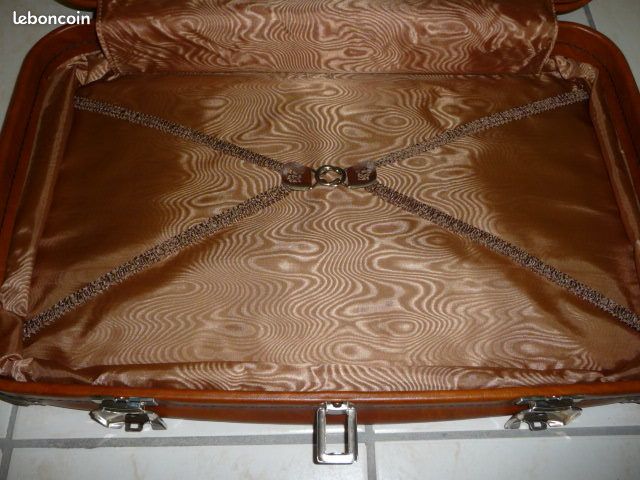 Valise NEUVE-SKAI imitation CUIR - 60 cm X 40 cm (image 5)