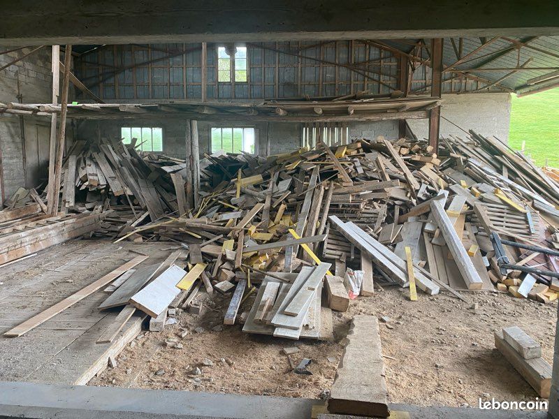 Bois offert en vrac suite à une démolition de ferme (image 1)