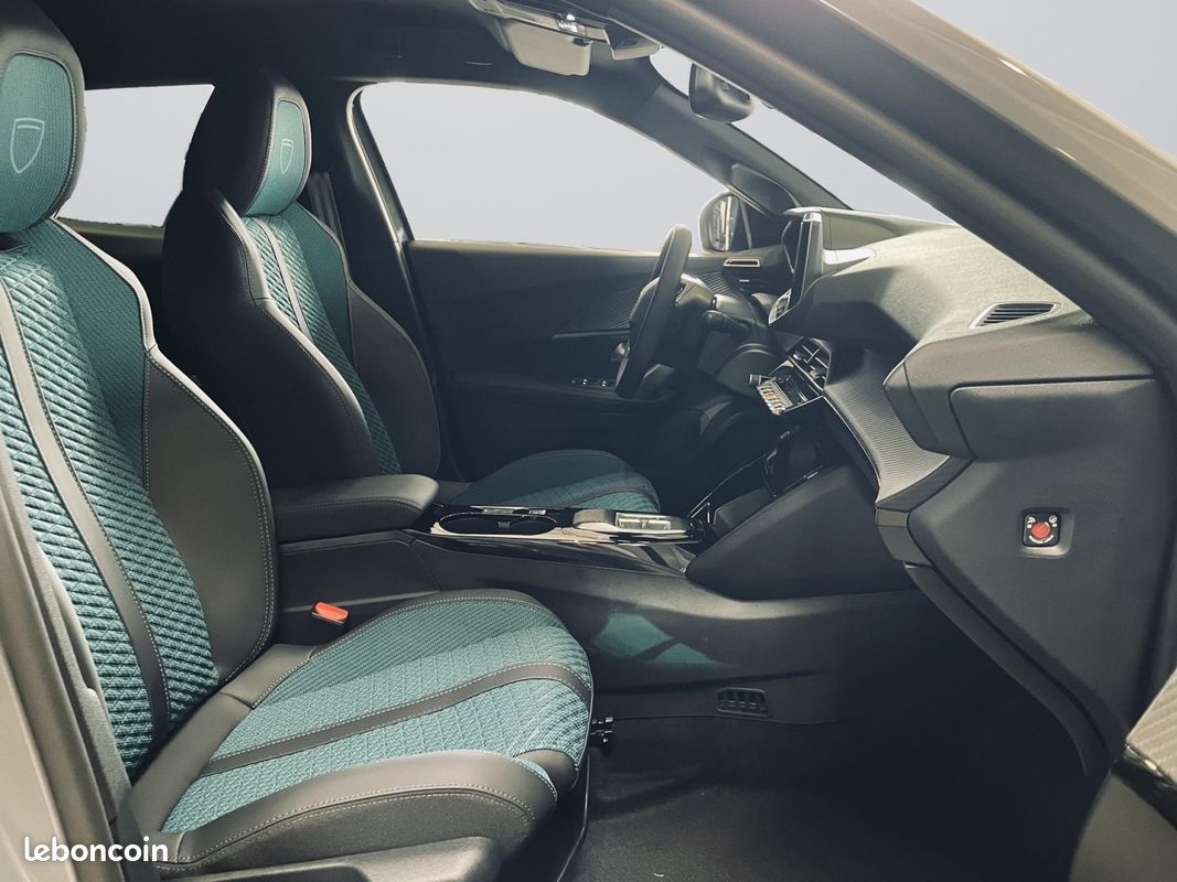 PEUGEOT 2008 Hybrid 145 e-DCS6 ENVY (image 25)