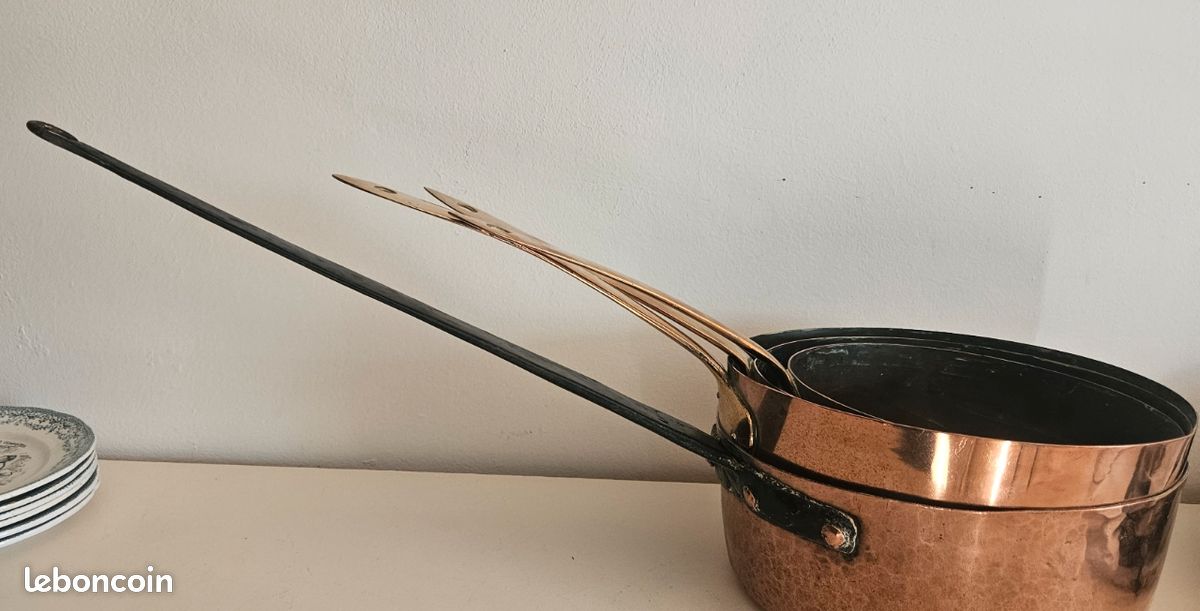 Série De Casseroles Cuivre Avec Décorations Des Quatre