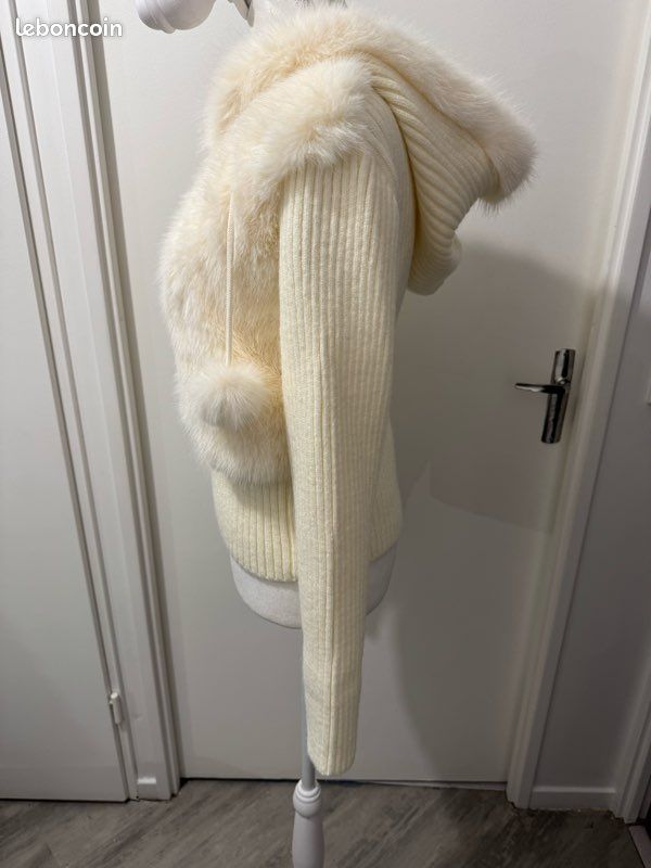 Gilet en maille à col fausse fourrure avec noeuds | Paris Fashion Shops