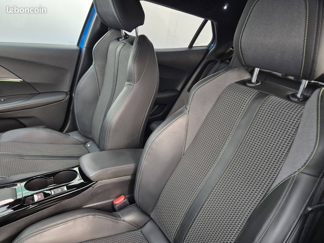 PEUGEOT 2008 PureTech 130 S&S EAT8 GT (image 9)