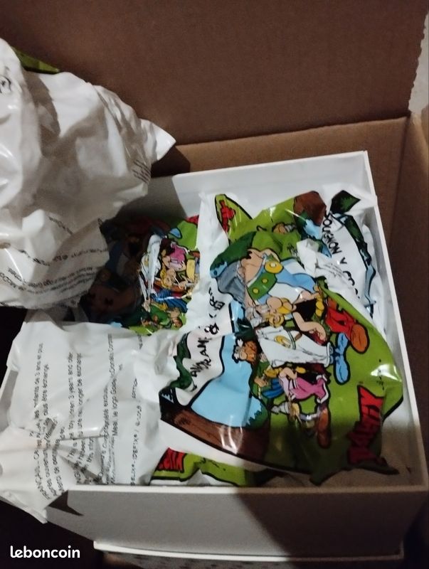 SCENE OBELIX ET IDEFIX SERIE ASTERIX ET CLEOPATRE MC DONALD'S HAPPY MEAL 2002