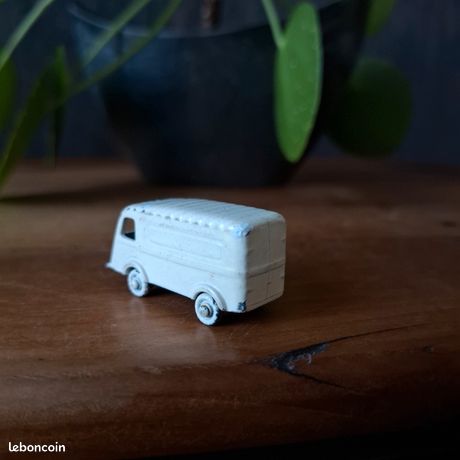 Q947 GITANES CIJ 1/100 MICRO MINIATURE METAL RENAULT 1000kg VERT AVEC