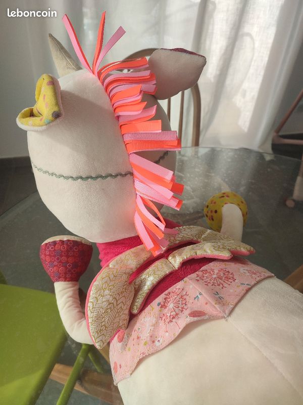 Grande peluche d'activités Louise la licorne Lilliputiens Jeux
