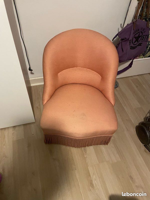 Ce siège est un fauteuil crapaud, avec une influence Art déco (image 2)