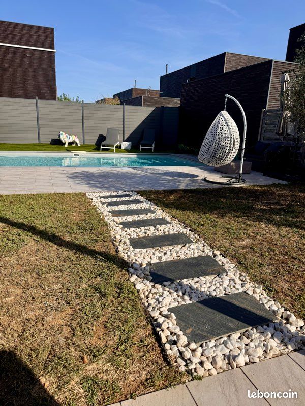Maison individuelle moderne avec piscine, pergola bioclimatique et garage double (image 14)