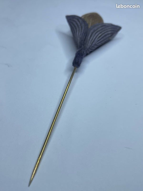 ANCIENNE EPINGLE A CRAVATE en talosel motif FLEUR EDELWEISS