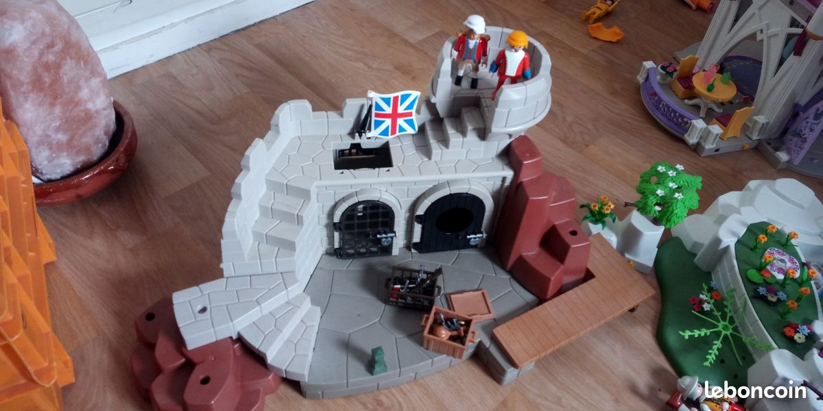 Fort playmobile et personnages (image 1)
