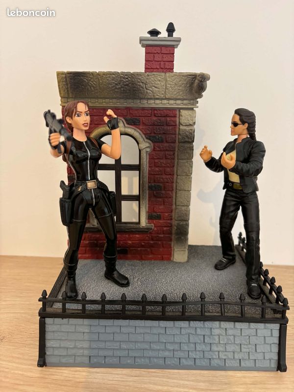 Lot 2 figurines Lara croft Tomb Raider mc farlane toys (image 1)