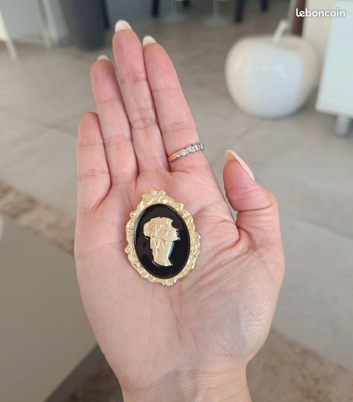 Broche Vintage En Or Avec Camée Noir - Buste De Femme Sur Fond Blanc, Occasion