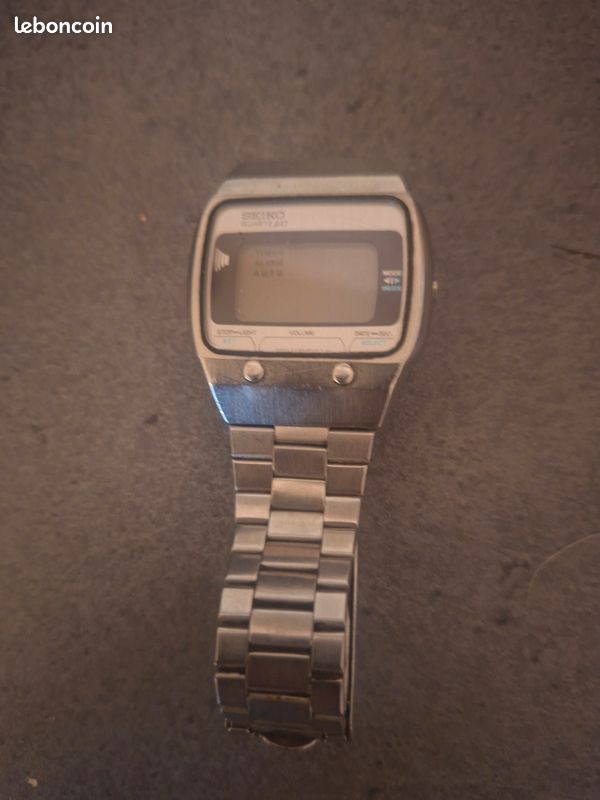 Montre est une Seiko Quartz LC vintage, modèle A029-5010, reconnaissable à son boîtier rectangulaire en acier inoxydable et son écran LCD des années 1970 (image 1)