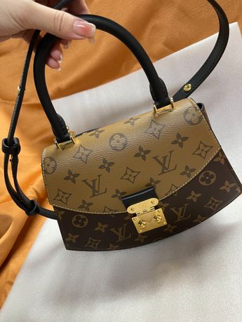 Man Met Zwarte Louis Vuitton - Tas En Bont - Accessoire Vóór