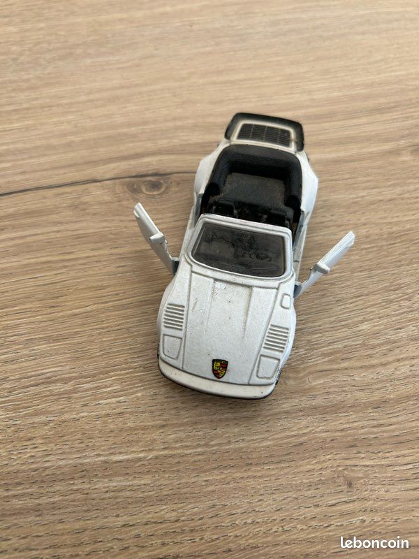 Voiture miniature Porsche blanche 911turbo cabriolet 1/36 (image 1)