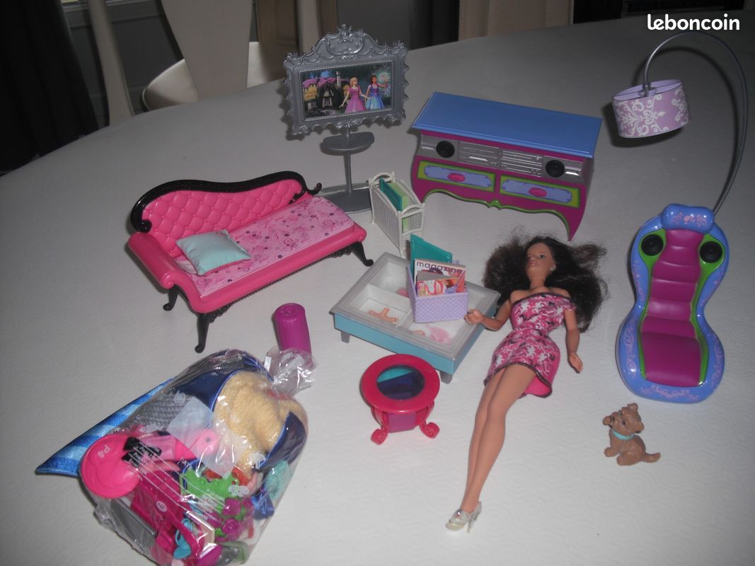 Lot barbie + accessoires + vêtements + meubles (image 1)