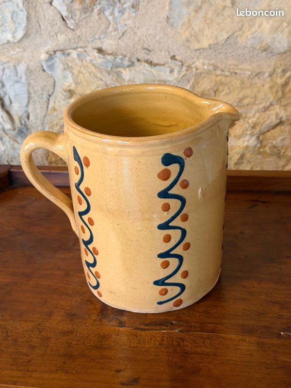 Pichet cylindrique ancien en terre cuite vernissée – Décor vagues & points bleu/marron (image 6)