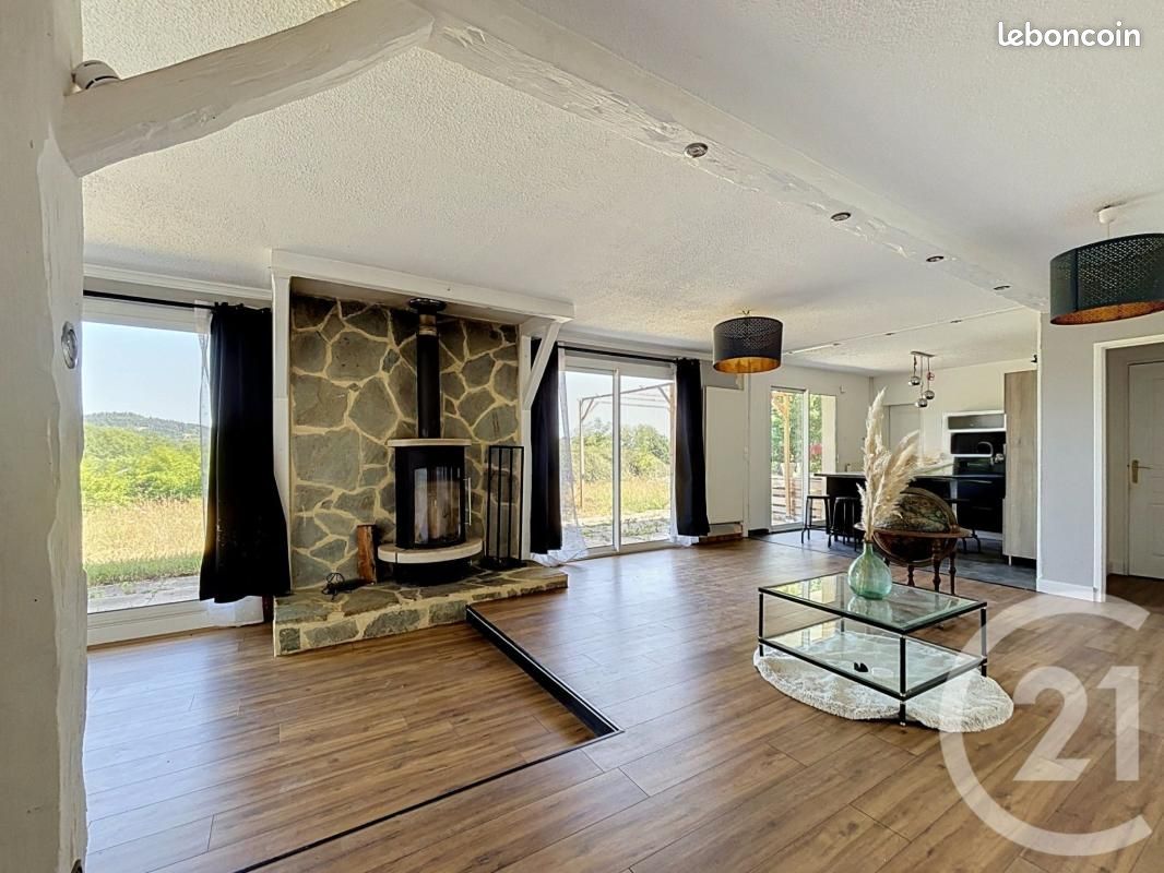 Maison 7 pièces 146 m² · à Saint-Genès-Champanelle · 146 m² · 331 000 €